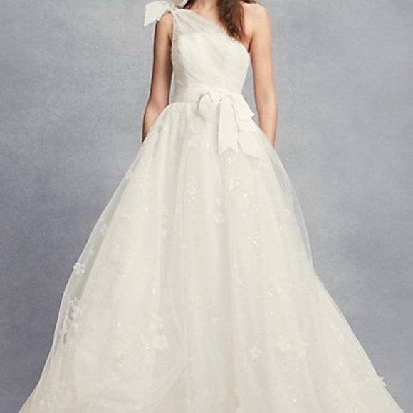 ✨ Vera Wang Wedding Dress 👰🏻‍♀️👗💍 Never worn and never altered✨ - Picture 1 of 6